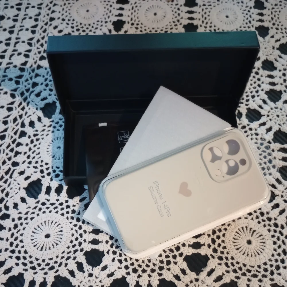 NWT 13Peas iPhone 14 Pro Case Antique White Silicone